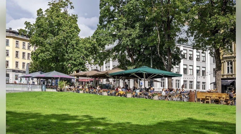 På Kiellands plass er det også yrende liv med hyggelige uteserveringer